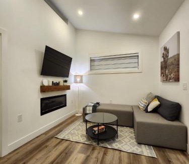 Sunset Apartment | Central & Modern Whole House in Vancouver