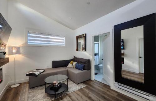 Sunset Apartment | Central & Modern Whole House in Vancouver