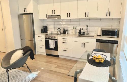 Lower Lonsdale Apartment | Central Moodyville Retreat