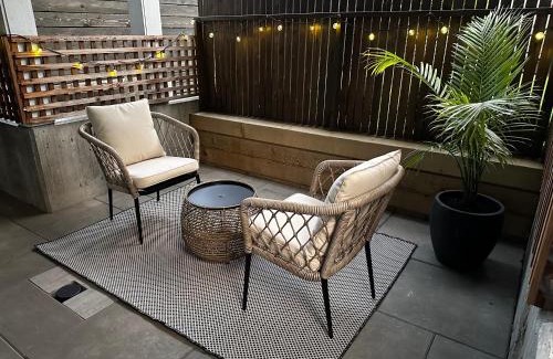 Lower Lonsdale Apartment | Central Moodyville Retreat
