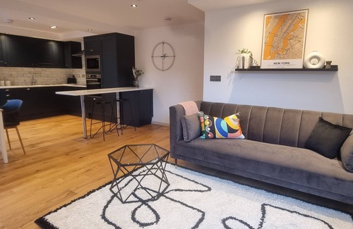 Nottingham City Centre Apartment | Central Notts: Stylish Apts, Sleeps 7, Castle View
