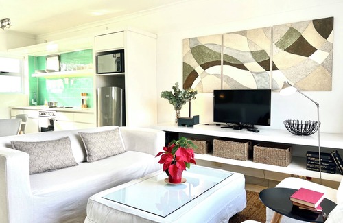 Green Point Apartment | Central, Open plan renovated pad with fast internet and parking.n