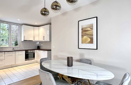 Plaisance Apartment | Central Paris family flat near top attractions