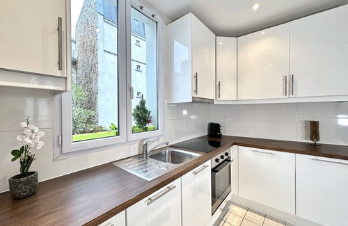 Plaisance Apartment | Central Paris family flat near top attractions