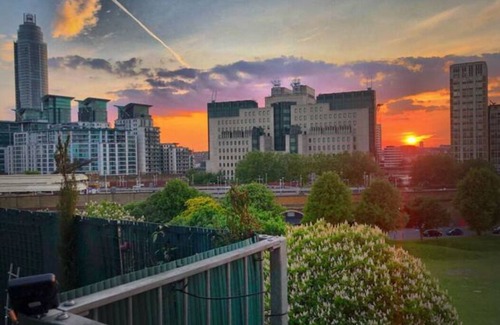Vauxhall Apartment | Central Parkside Penthouse | Panoramic Terrace & London Skyline Views