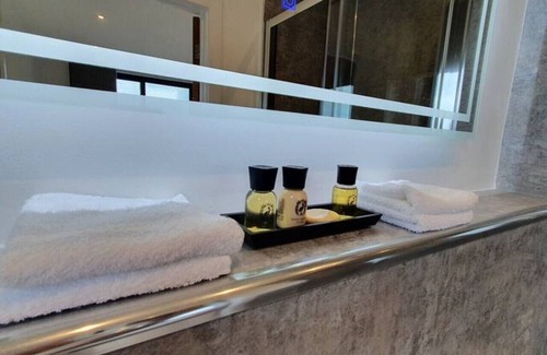 Cheltenham Condo | Central Penthouse with Hot Tub & Views 24