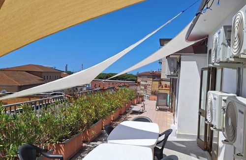 Pisa City Centre Apartment | 🇮🇹 Central Penthouse with Panoramic Terrace – Walk to Pisa Station & City cent