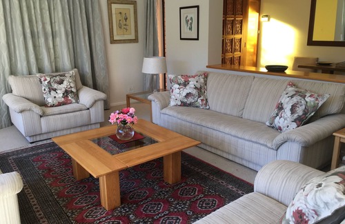Constantia House | Central position with beautiful garden, mountain views and is on the wine route