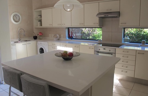 Constantia House | Central position with beautiful garden, mountain views and is on the wine route