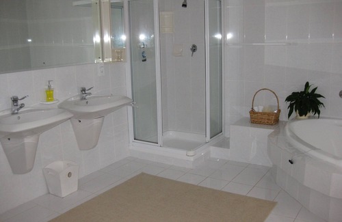 Constantia House | Central position with beautiful garden, mountain views and is on the wine route
