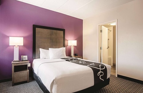 Oakdale Hotel | Central Room in Portland | Couple Stay w/Complimentary Breakfast