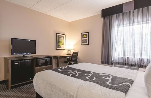 Oakdale Hotel | Central Room in Portland | Couple Stay w/Complimentary Breakfast