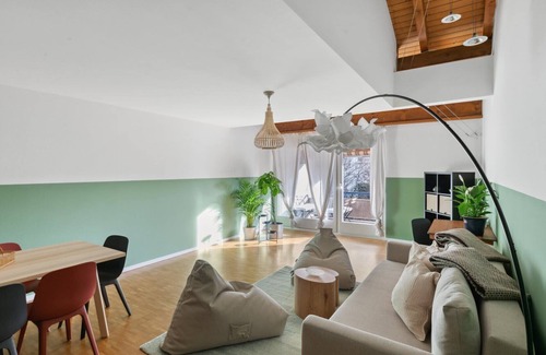 Hirslanden Apartment | Central & Roomy: Near Lake Zurich