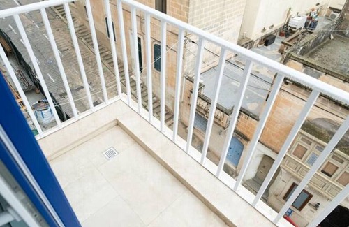 Il-Balluta Apartment | Central St.Julian’s 2BR Apt with SofaBed & Balcony