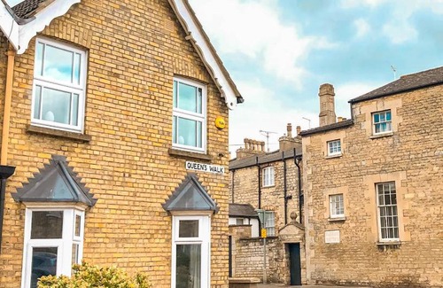 Stamford House | Central Stamford Townhouse With Parking