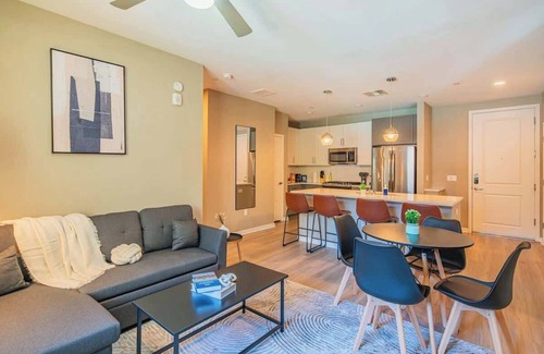 Orange Heights Apartment | Central Stay Apt |Gym, Pool, W/D, Parking, Sleep 5