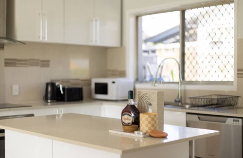 Sunnybank House | Central Sunnybank 4 Bedrooms Home, Family Friendly