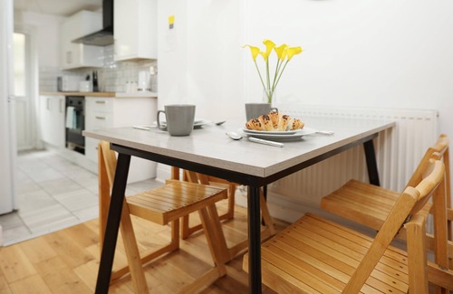 Splott House | Central Townhouse,Cardiff