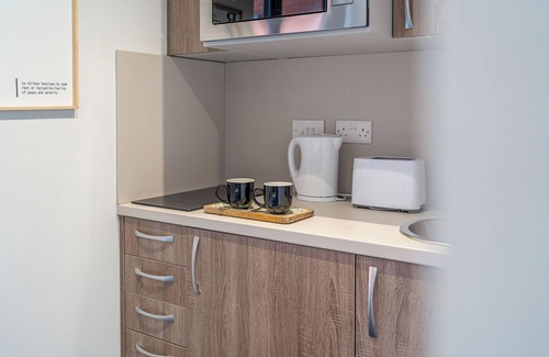 Wolverhampton Apartment | Central Wolverhampton Apartment w/Parking