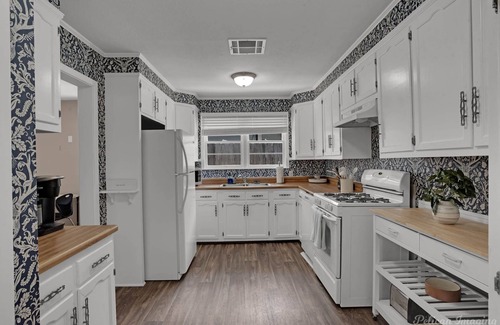 Broadmoor House | Centralized Nook, 2 bedrooms, Big Backyard