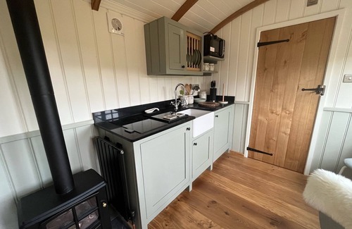 Ewhurst Green Cabin | Centrally heated 5 star cosy traditionally built Shepherds Hut w/en suite WC.