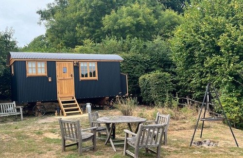 Ewhurst Green Cabin | Centrally heated 5 star cosy traditionally built Shepherds Hut w/en suite WC.