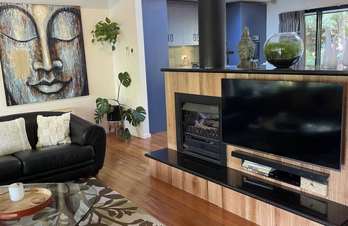 Hepburn Springs House | Centrally located 2-bedroom luxury pet friendly villa in Australia’s spa country