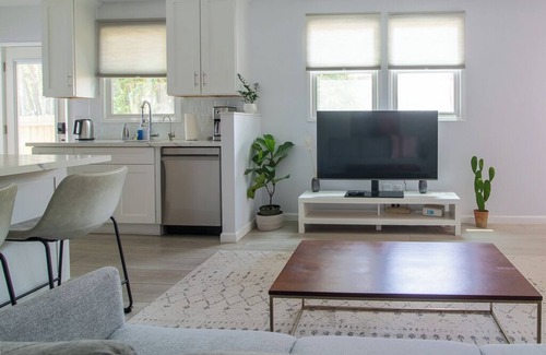 South Pasadena House | Centrally Located, Clean and Modern Home in South Pasadena