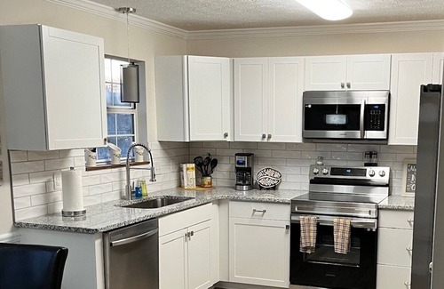 Gallatin House | CENTRALLY LOCATED - 4 bedroom- Hancock House - Pet Friendly. 1 gig internet.
