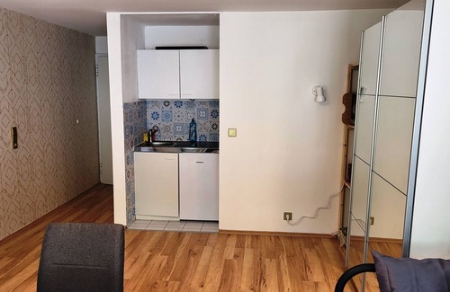 Universitat Apartment | Centrally located accommodation between the clinics and the city center