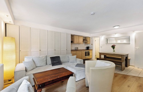 Charlottenburg-Wilmersdorf Apartment | Centrally Located and Quiet Trade Fair Apartment Berlin