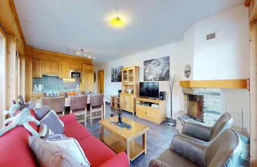 Salins Apartment | Centrally-located apartment for 6