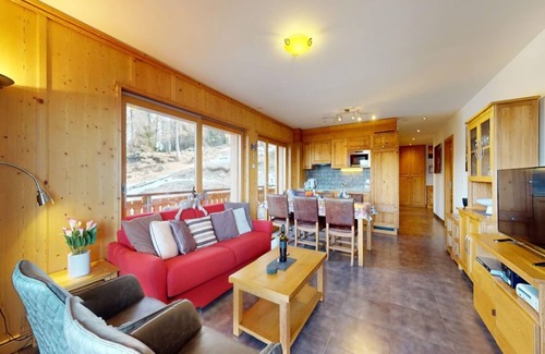 Salins Apartment | Centrally-located apartment for 6