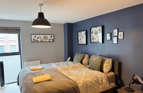 Chinatown Apartment | Centrally located apartment in Duke Street- free parking- two bathrooms