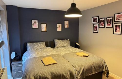 Chinatown Apartment | Centrally located apartment in Duke Street- free parking- two bathrooms