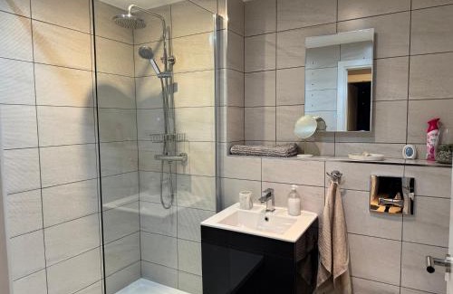Chinatown Apartment | Centrally located apartment in Duke Street- free parking- two bathrooms