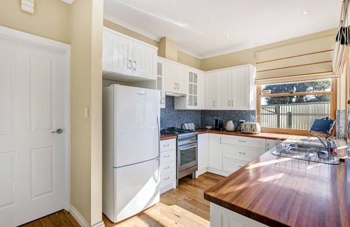 Goolwa Cottage | Centrally Located Goolwa Home - Towels & Linen Included, WIFI & Smart TV's