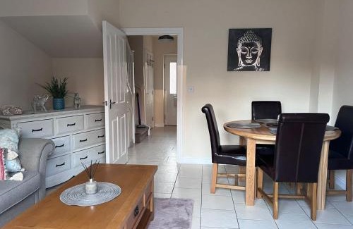 Lincoln House | Centrally Located Lincolnshire Home With Free Parking On Premises