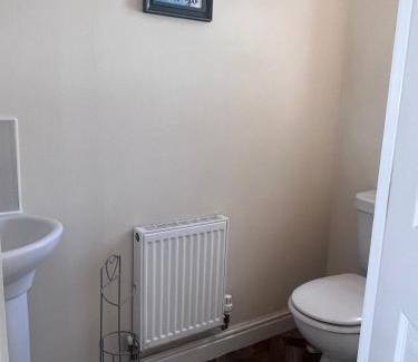 Lincoln House | Centrally Located Lincolnshire Home With Free Parking On Premises