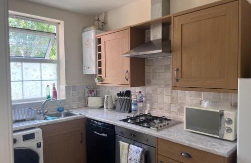 Lincoln House | Centrally Located Lincolnshire Home With Free Parking On Premises