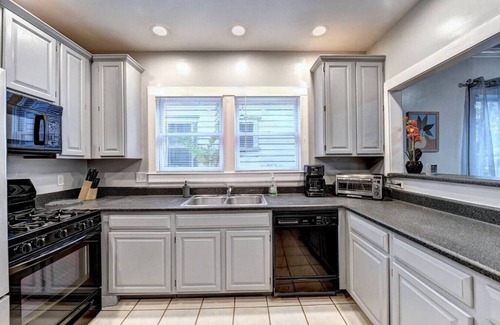 Home Park House | Centrally Located Lux Home - Sleeps 14