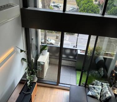 Docklands Apartment | Centrally Located Modern Loft w Free Parking, Infinity Pool, Workspace