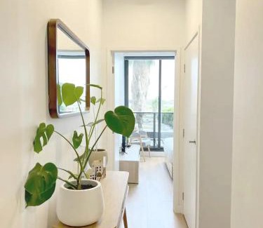 Docklands Apartment | Centrally Located Modern Loft w Free Parking, Infinity Pool, Workspace