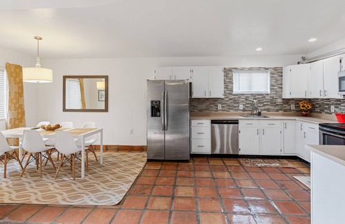 Blenman-Elm House | Centrally Located Modern 4-Bedroom House with Tons of Amenities
