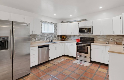 Blenman-Elm House | Centrally Located Modern 4-Bedroom House with Tons of Amenities