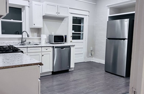 Fan District Apartment | Centrally located to everything! 2 bedroom near VCU fan district