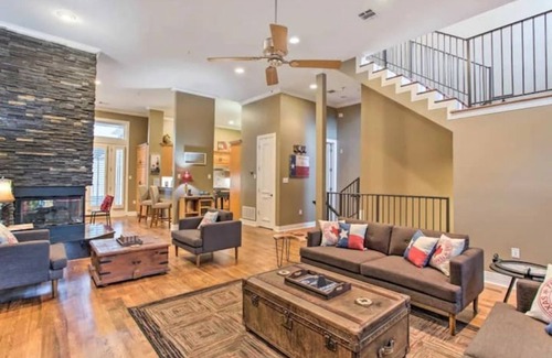 Addison House | Centrally Located Urban Townhome