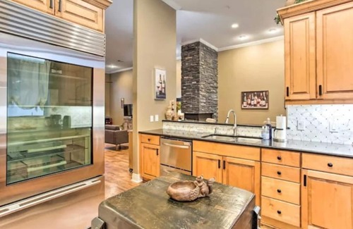 Addison House | Centrally Located Urban Townhome