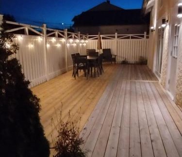 Sala Apartment | Centralt gästhus i Sala med kök, trädgård & Wi-Fi
