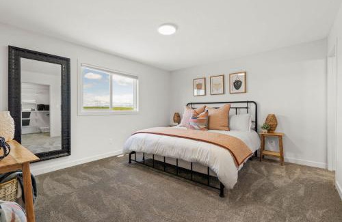 Pincher Creek House | Centre Peak View I Sleep 8 I 50 TV I Full Kitchen